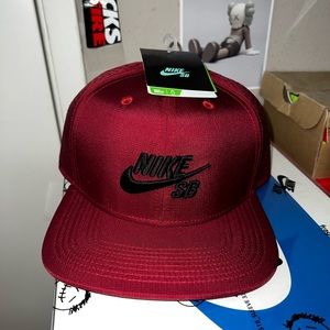 Nike SB trucker Snapback Perforated Hat Cap New 629243-678 Burgundy 2013